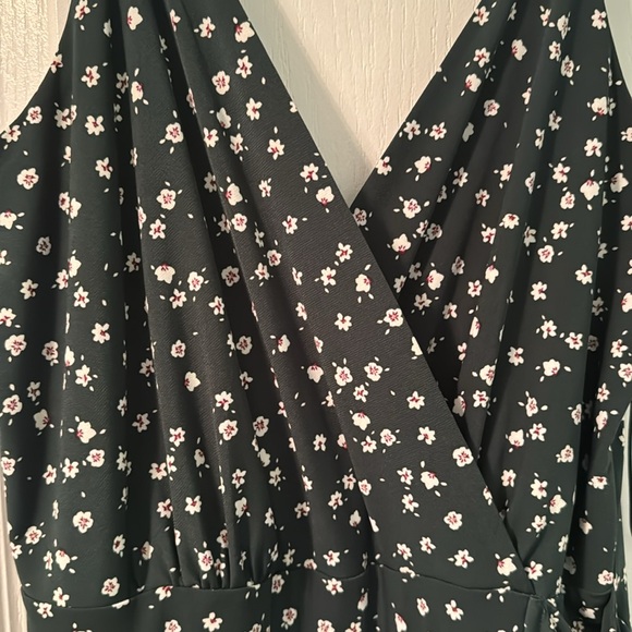 Jumpsuit, size medium flower print, green background, flowy pant legs - Picture 2 of 4